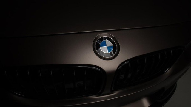 Đích thân BMW giải thích ý nghĩa đằng sau logo: Không phải cánh quạt như mọi người nghĩ - Ảnh 1.
