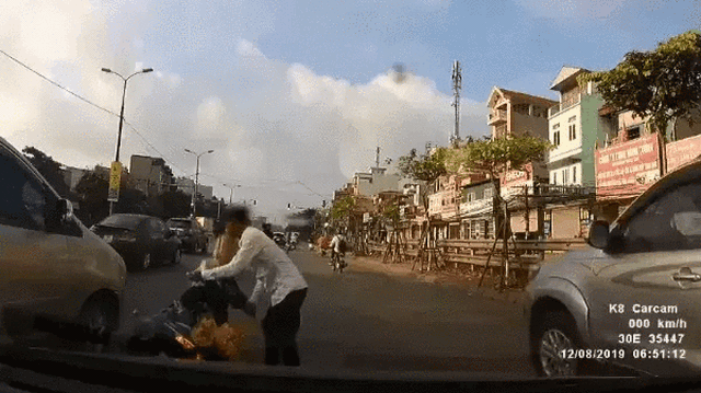 Clip: Va chạm với người phụ nữ, tài xế xuống dựng xe giúp nhưng vô tình gây họa