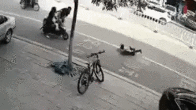Đi xe điện cân bằng, cậu bé trượt ngã văng ra giữa đường và pha bỏ lái "toát mồ hôi lạnh" của người đàn ông
