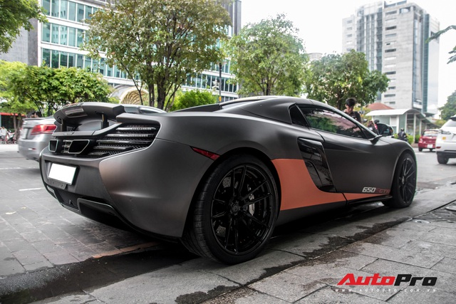 Vừa thay áo mới, McLaren 650S Spider của đại gia Bến Tre đã lên decal phong cách xe đua nhưng có 2 chi tiết đáng chú ý hơn cả - Ảnh 11. Vừa thay áo mới, McLaren 650S Spider của đại gia Bến Tre đã lên decal phong cách xe đua nhưng có 2 chi tiết đáng chú ý hơn cả - Ảnh 11.