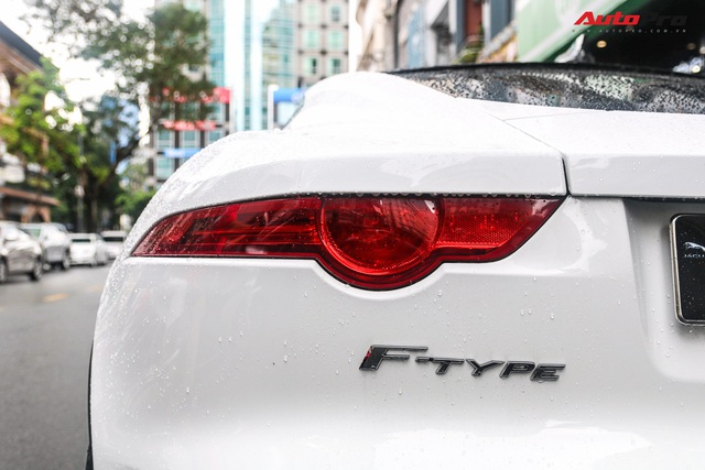 Jaguar F-Type trắng muốt của dân chơi Sài Gòn xuống đường, biển số là chi tiết gây tiếc nuối - Ảnh 9.