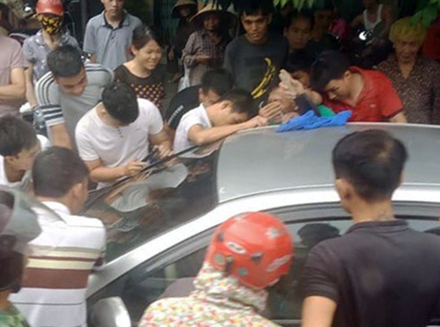 Thót tim giải cứu bé trai bị bố bỏ quên trên ô tô ở Quảng Ninh  - Ảnh 1.