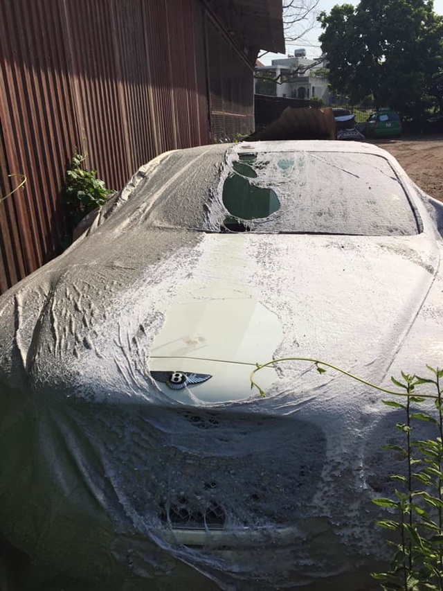 Xót xa loạt siêu xe Bentley bị bỏ xó phủ đầy bụi ở Việt Nam - Ảnh 1.