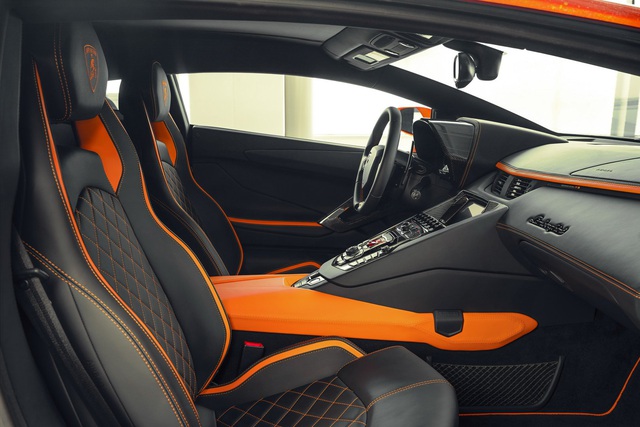 Lamborghini tẩy trắng Aventador S rồi để nghệ sỹ 19 tuổi tự phối màu và cái kết đầy bất ngờ - Ảnh 9.