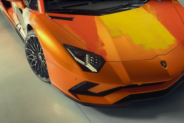Lamborghini tẩy trắng Aventador S rồi để nghệ sỹ 19 tuổi tự phối màu và cái kết đầy bất ngờ - Ảnh 5.