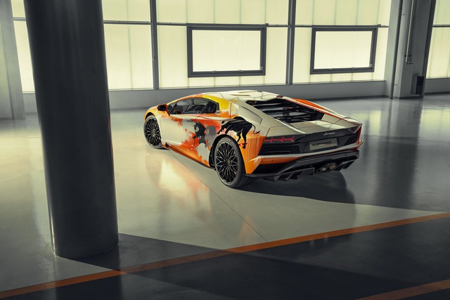 Lamborghini tẩy trắng Aventador S rồi để nghệ sỹ 19 tuổi tự phối màu và cái kết đầy bất ngờ - Ảnh 2.