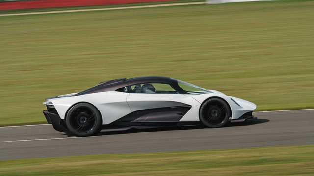 Cặp đôi siêu phẩm mới Aston Martin Valkyrie và Valhalla tỉ thí trên đường đua - Ảnh 2.