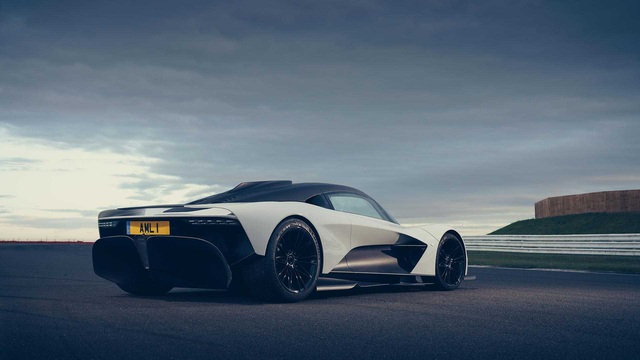 Cap doi sieu pham moi Aston Martin Valkyrie va Valhalla ti thi tren duong dua