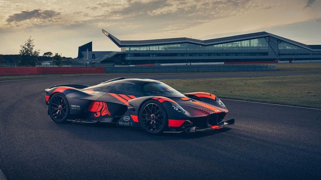 Cặp đôi siêu phẩm mới Aston Martin Valkyrie và Valhalla tỉ thí trên đường đua