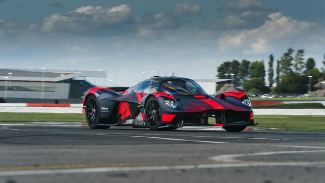 Cặp đôi siêu phẩm mới Aston Martin Valkyrie và Valhalla tỉ thí trên đường đua - Ảnh 5.