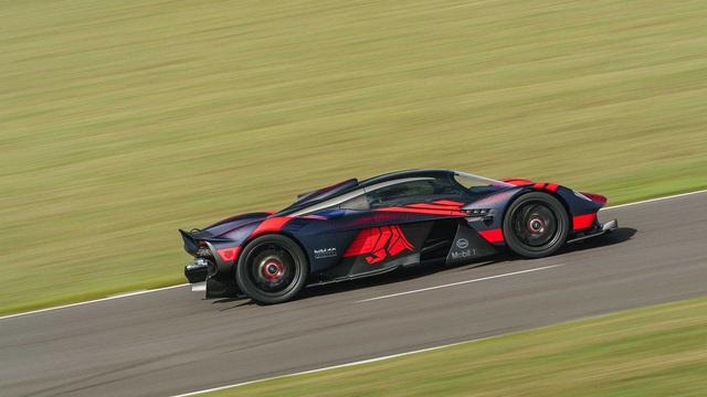 Cap doi sieu pham moi Aston Martin Valkyrie va Valhalla ti thi tren duong dua