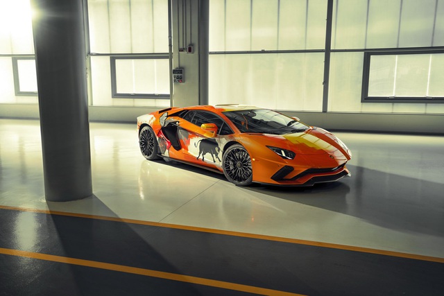 Lamborghini tẩy trắng Aventador S rồi để nghệ sỹ 19 tuổi tự phối màu và cái kết đầy bất ngờ - Ảnh 1.