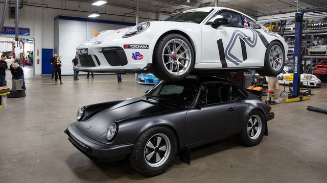 Porsche 911 độ off-road có thể cõng thêm 911 GT3 đầu tiên thế giới