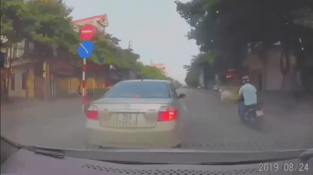 Clip: Thấy tiền rơi trên đường, tài xế ô tô phanh cực gấp để lao ra nhặt bất chấp các phương tiện phía sau