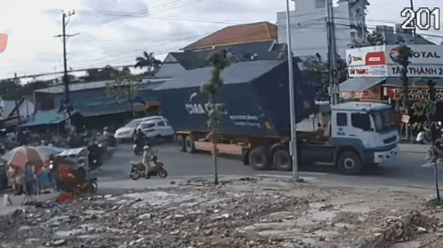 Clip: Thùng container đổ ập xuống đường, người phụ nữ hoảng sợ bỏ xe máy chạy