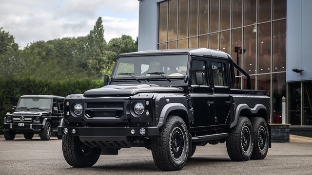 Khám phá bán tải 6 bánh Land Rover Defender Flying Huntsman 6x6 có giá ngang Ferrari 488 GTB