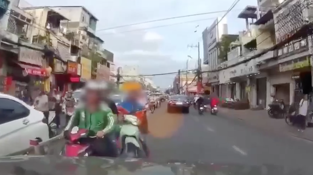 Gặp 2 thanh niên đi ngược chiều còn hùng hổ nạt nộ, thái độ 'chất' của tài xế ô tô khiến dân mạng thích thú