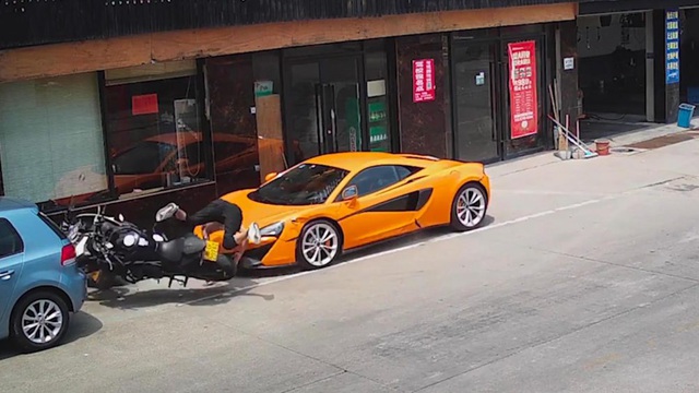 Biker hổ báo đền ốm vì đánh võng thẳng vào... siêu xe McLaren