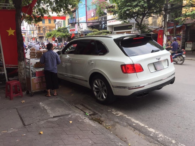 Sau va chạm gãy bánh, Bentley Bentayga độ Mansory độc nhất Việt Nam bất ngờ xuất hiện trên đường phố - Ảnh 1.
