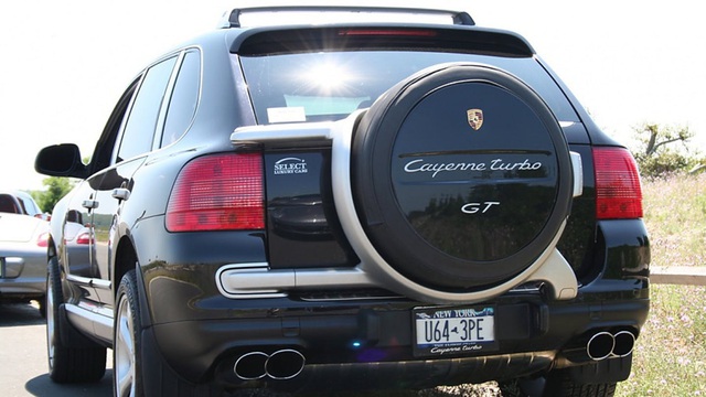 Bạn có biết chiếc chiếc SUV 'nhà giàu' Porsche Cayenne từng gắn lốp dự phòng thô kệch thế này phía sau?