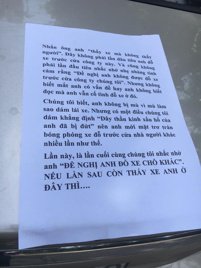 Đậu ô tô trước cửa công ty lạ, tài xế tái mặt vì tờ giấy thông báo dán trên xe - Ảnh 1.