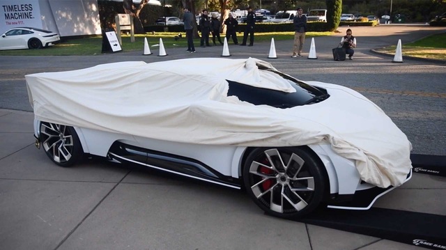 Nghề toát mồ hôi: Lái xe triệu đô Bugatti Centodieci phủ bạt kín mít đi cất sau mỗi hôm trưng bày