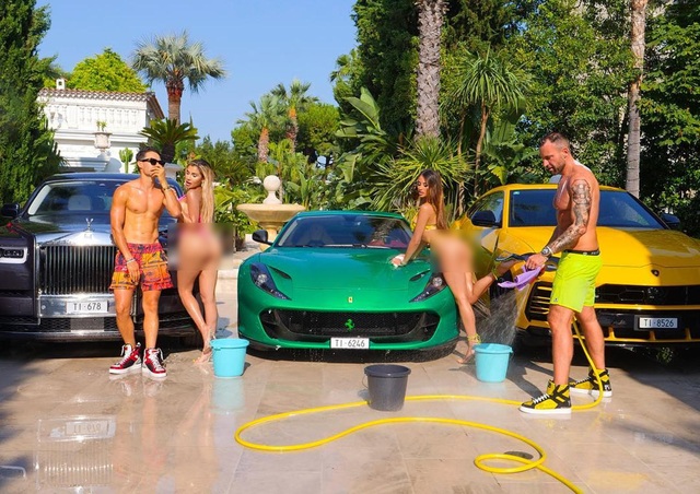 Ferrari bất đồng chủ xe 812 Superfast vì quảng cáo khiếm nhã trên Instagram - Ảnh 1.