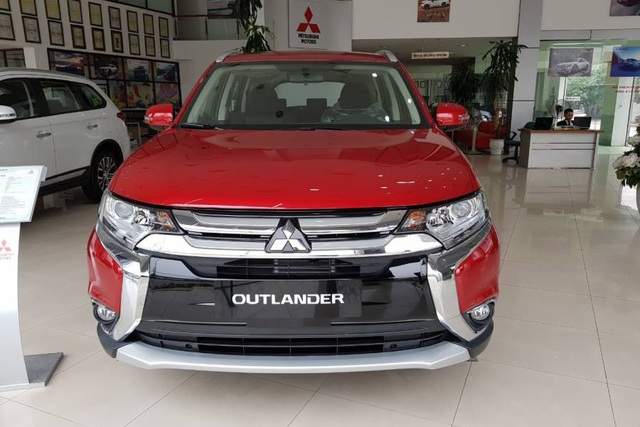 Giảm giá sập sàn tháng Ngâu, Mitsubishi Pajero Sport đua tranh với Toyota Fortuner - Ảnh 2.