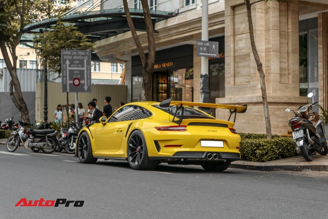 Dai gia Sai Gon lan dau lai Porsche 911 GT3 RS Racing Yellow doc nhat Viet Nam khi ra bien so
