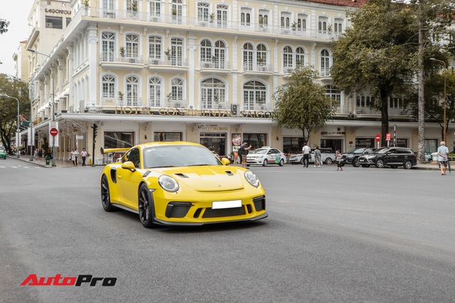 Đại gia Sài Gòn lần đầu lái Porsche 911 GT3 RS Racing Yellow độc nhất Việt Nam khi ra biển số - Ảnh 12.