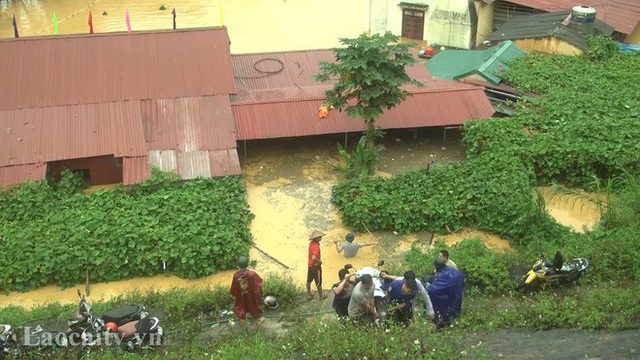 Clip: Ngập lụt kinh hoàng ở Lào Cai, người dân lội nước cứu hàng trăm xe máy nằm chìm nghỉm giữa sân trường - Ảnh 6.