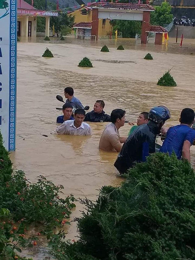 Clip: Ngập lụt kinh hoàng ở Lào Cai, người dân lội nước cứu hàng trăm xe máy nằm chìm nghỉm giữa sân trường - Ảnh 7.