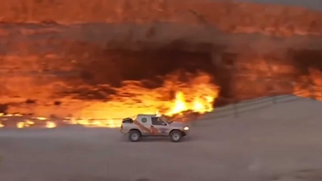 Video: Tổng thống Turkmenistan trổ tài drift quanh Cổng địa ngục rực lửa - Ảnh 3.