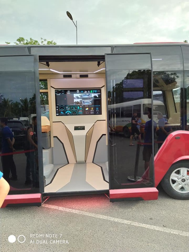 Xe buýt VinFast lộ diện hoàn toàn với ngoại thất toàn kính và nội thất hiện đại như phim viễn tưởng - Ảnh 5.