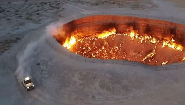 Video: Tổng thống Turkmenistan trổ tài drift quanh Cổng địa ngục rực lửa - Ảnh 4.