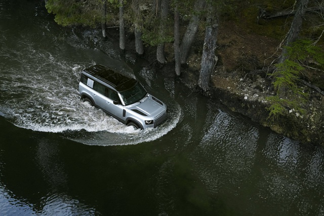 Land Rover Defender chính thức trở lại: Mối nguy thực sự cho Mercedes-Benz G-Class - Ảnh 15.