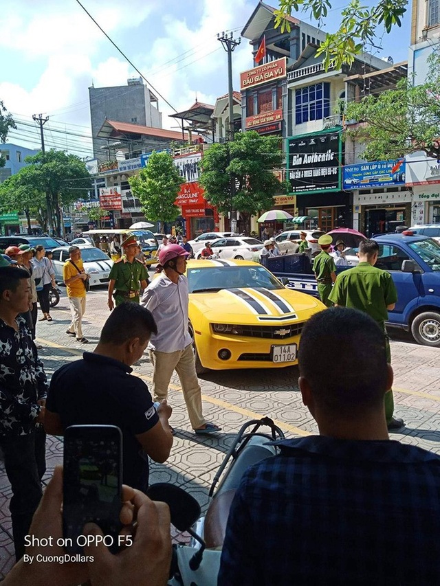 CSGT Quảng Ninh dùng súng chọc vỡ kính Chevrolet Camaro có biển số cực độc - Ảnh 1.