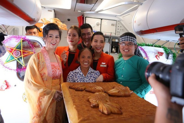 Tranh cãi việc bà Tân Vlog đưa bánh Trung thu “siêu to” lên máy bay Jetstar - Ảnh 2. Tranh cãi việc bà Tân Vlog đưa bánh Trung thu “siêu to” lên máy bay Jetstar - Ảnh 2.