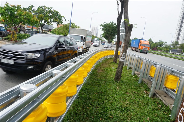 Dải phân cách chống lật xe đầu tiên ở Sài Gòn có gì đặc biệt? - Ảnh 7. Dải phân cách chống lật xe đầu tiên ở Sài Gòn có gì đặc biệt? - Ảnh 7.