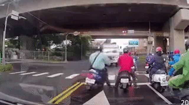 Xe tải lao thẳng vào đoàn người dừng đèn đỏ và cái kết đầy “cà khịa”