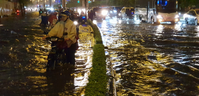Mưa khủng khiếp khiến nhiều tuyến đường bị nhấn chìm, hàng trăm người dân đẩy xe đi bộ ở TP.HCM - Ảnh 6.