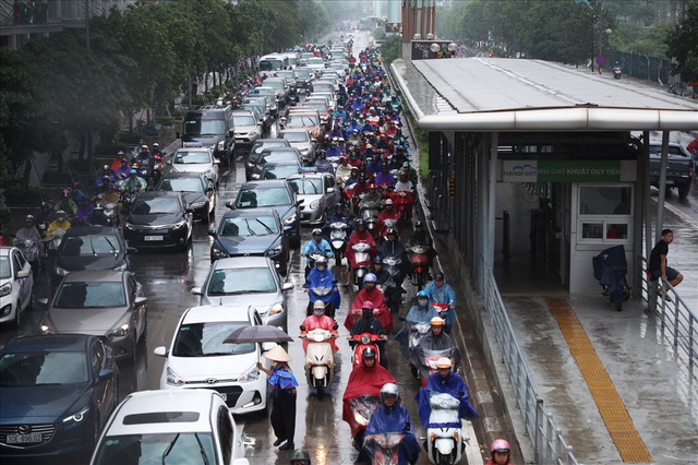 Gần trưa, nhiều tuyến đường ở Hà Nội vẫn kẹt cứng sau mưa lớn - Ảnh 2.