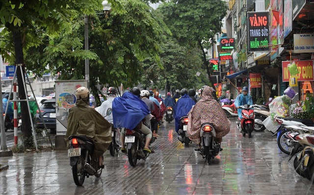 Gần trưa, nhiều tuyến đường ở Hà Nội vẫn kẹt cứng sau mưa lớn - Ảnh 7.