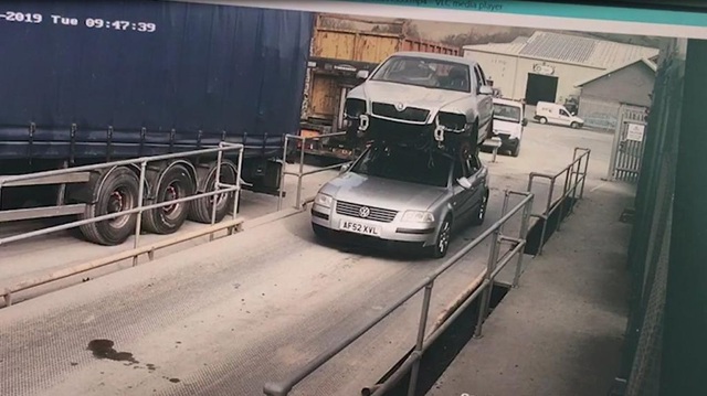 Tài xế bị phạt vì chở thêm... xe khác trên nóc