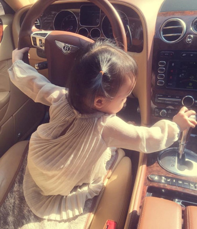 Huyền ‘Baby’ đi Bentley, em gái 1995 cũng thể hiện tài năng khi vừa sắm ‘Mẹc’ 1,5 tỷ đồng - Ảnh 4.