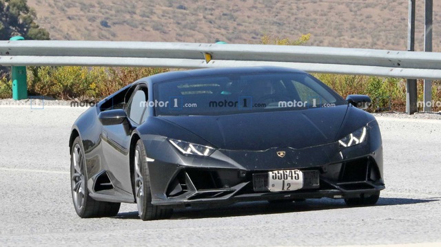 Lamborghini Huracan chạy thử với nhiều chi tiết đáng ngờ