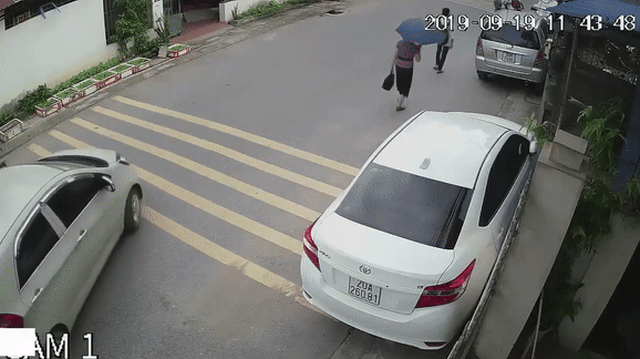 Ô tô con bị "thả trôi" giữa phố, hành động của nữ tài xế khiến dân mạng lao vào chỉ trích