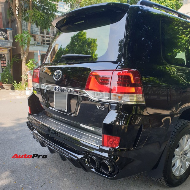 Chủ Toyota Land Cruiser vừa lấy xe đã chi thêm 200 triệu đồng độ bodykit độc nhất Việt Nam - Ảnh 3. Chủ Toyota Land Cruiser vừa lấy xe đã chi thêm 200 triệu đồng độ bodykit độc nhất Việt Nam - Ảnh 3.