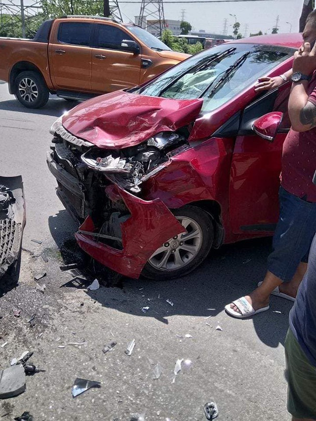 Hiện trường vụ tai nạn khiến phố Hà Nội xôn xao chiều Chủ Nhật - Ảnh 1.