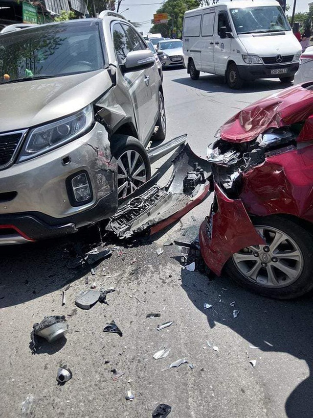 Hiện trường vụ tai nạn khiến phố Hà Nội xôn xao chiều Chủ Nhật - Ảnh 3.
